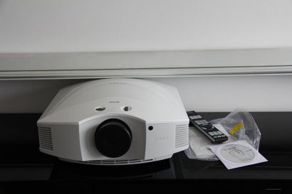 null Vidéoprojecteur SONY VPLHW45 et un écran de projection motorisé L totale : 290...