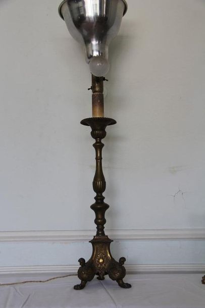 null Pique-cierge en laiton monté en lampe
H : 51,5 cm.