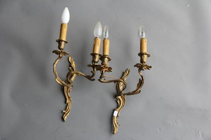 null Paire d'appliques en bronze doré à deux lumières, style Louis XV