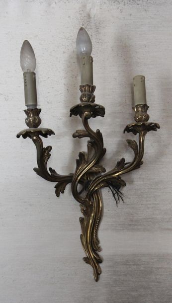 null Paire d'appliques en bronze à deux lumières, style Louis XV
On y joint une applique...