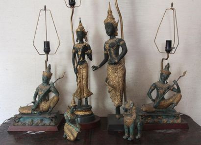 null Quatre pieds de lampe en métal patiné et doré représentant des danseuses thaïlandaises,...