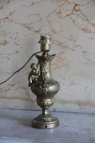 null Pied de lampe en métal doré style Louis XV
H : 34 cm.