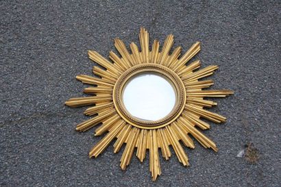 null Miroir soleil en bois doré
D : 57 cm.
