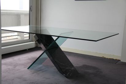 null ROCHE BOBOIS
Table de salle à manger, piètement en X en marbre et verre, plateau...