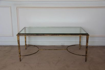 null BAGUES
Table basse en métal doré, plateau en verre
H : 40 L : 93 P : 48 cm.