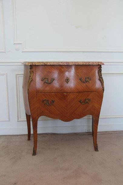 null Commode galbée en bois de placage à deux tiroirs, plateau marbre, style Louis...