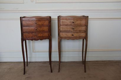 null Paire de chevets en bois de placage à trois tiroirs, style Louis XV (insolé...