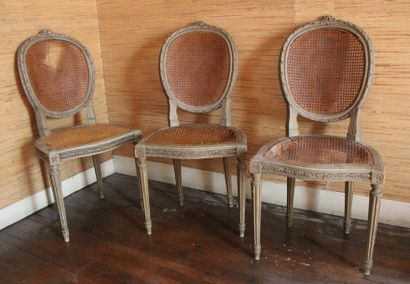 null Trois chaises cabriolet à dossier médaillon en bois laqué vert cannées, style...