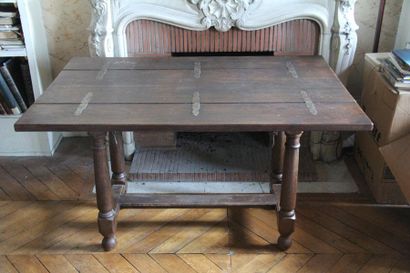 null Table de changeur en bois naturel style du XVIIème s.
H : 79 L : 129,5 P : 44...