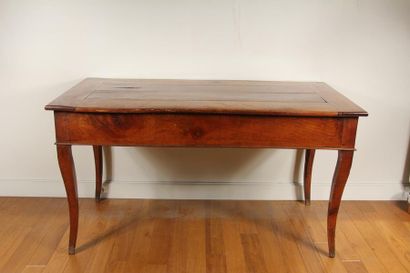 null Table en bois naturel à deux tiroirs latéraux, éléments anciens
H : 72 L : 132...