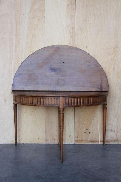 null Table demi-lune en bois naturel à plateau portefeuille, ceinture cannelée, XIXème...