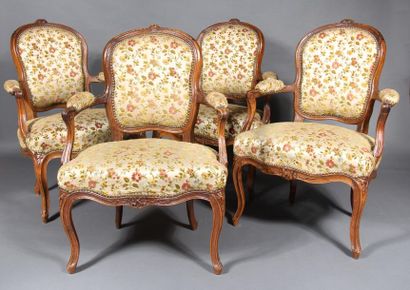 null Quatre fauteuils cabriolets en bois naturel sculptée de fleurs, fin d'époque...