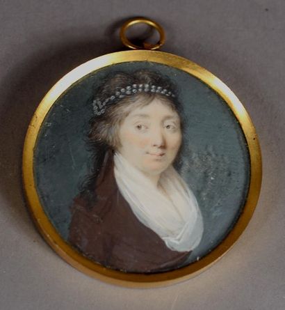 null Ecole française vers 1800 
Portrait de femme à la coiffure ornée de perles.
Gouache
D...