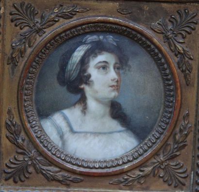 null Ecole française du XIXème s.
Femme en buste à la robe blanche et bandeau noué...