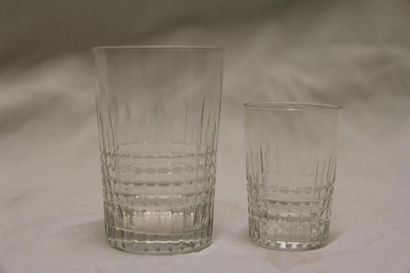 null BACCARAT
Huit verres à whisky (H : 9 cm.) et dix verres à liqueur (H : 6 cm.)...