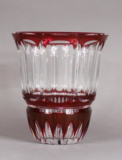 null BACCARAT
Vase en cristal incolore blanc et rouge taillé, signé
H : 21 cm.