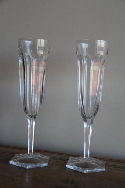 null BACCARAT
Onze flûtes à champagne modèle Malmaison en cristal à pans coupés,...