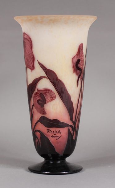 null André DELATTE Nancy (c.1887-1953)
Vase tulipe sur piédouche en verre gravé de...