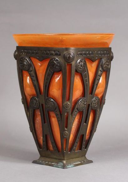 null Louis MAJORELLE (1859-1926) - DAUM Nancy
Vase tronconique en verre orangé à...
