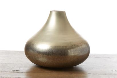 null Vase piriforme en verre doré en partie haute et tachetée argent sur la panse
H...