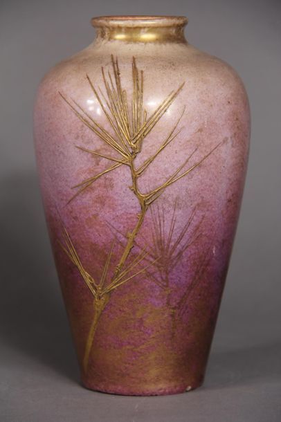 Non venu MASSIER Clément (1844 - 1917)
Vase en grès de forme Meiping à décor de feuillages...