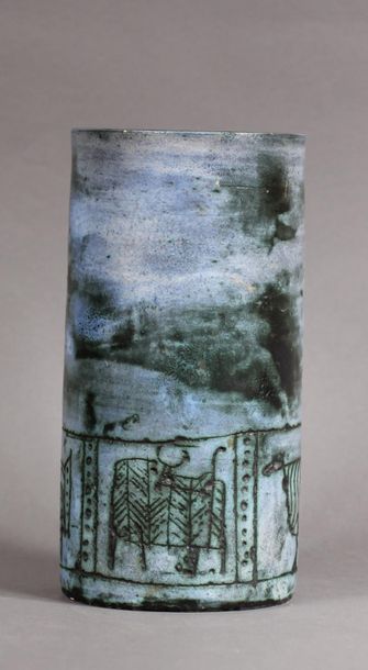 null Jacques BLIN (1920-1995)
Vase rouleau en céramique émaillée bleue à décor incisé...