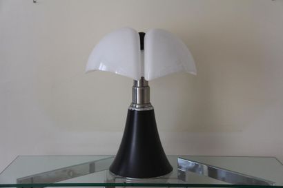 null Gaé AULENTI (1927-2012) - MARTINELLI LUCE éd.
Lampe de table modèle Pipistrello...
