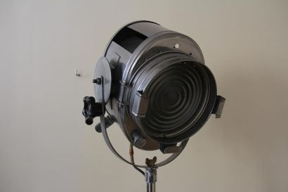 null A.E. CREMER
Projecteur de cinéma en métal reposant sur un piètement tripode...