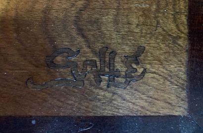 null Emile GALLE (1846-1904)
Suite de quatre tables gigognes en noyer à plateaux...