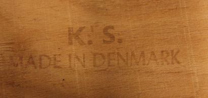 null K S Danemark
Quatre chaises en teck, garniture en skaï
H : 80 L : 46 P : 43...