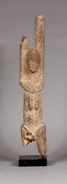 null Malian statuette in natural wood resting on a cubic metal base.
Total height:...