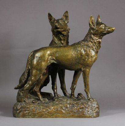 null René MARQUET (1875-1939)
Deux chiens
Sculpture en bronze patine verte signée...