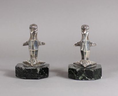null Emmanuel BOURCART (XXème s.)
Pingouin
Paire de serres-livres en bronze argenté...