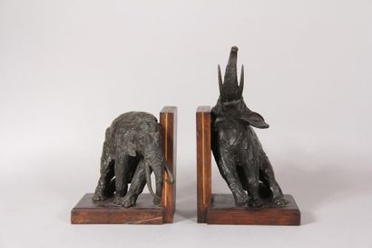 null Ary Jean Léon BITTER (1883-1973)
Pair of bookends depicting elephants, in bronze...