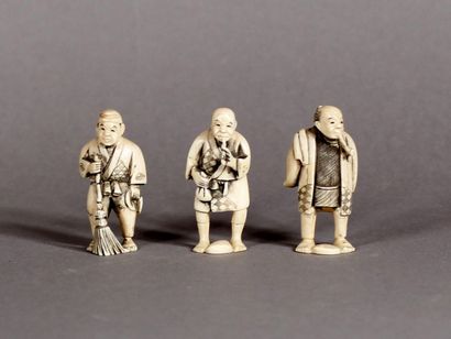 null Three ivory netsuke representing craftsmen or merchants, Japan circa 1930
H:...