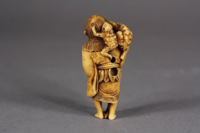 null Netsuke in marine ivory representing a Gama sennin, Japan around 1920
H: 6.2...