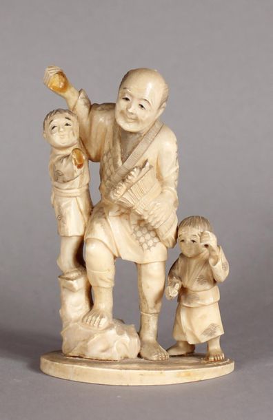 null Okimono en ivoire représentant un père et ses deux enfants, Japon vers 1900
H...