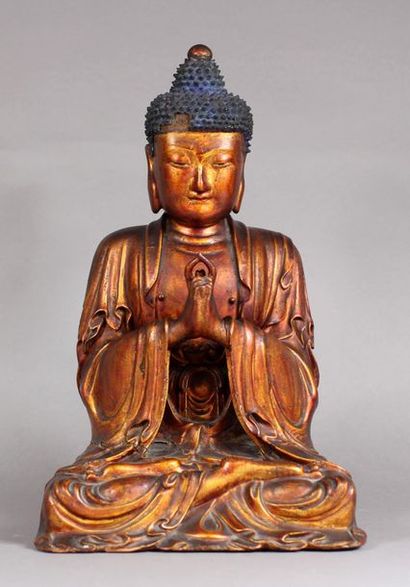 null *Sujet en bois laqué et doré, représentant le Bouddha assis en padmâsana, les...