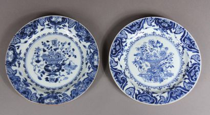 null Deux assiettes en porcelaine blanc-bleu à décor au centre d'un vase fleuri.
Chine...