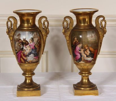 null PARIS (porcelaine dure) 
Paire de vases balustres en porcelaine à décor polychrome...