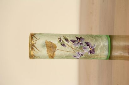 null MONTJOIE
Vase tubulaire en verre granité vert à décor émaillé de violettes,...