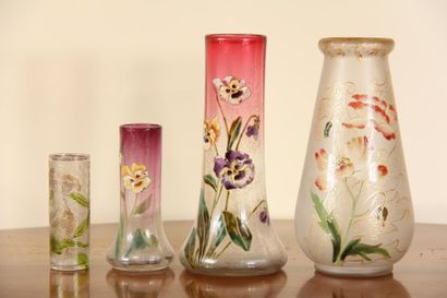 null Lot de quatre vases en verre à décor de fleurs émaillées polychromes et dorées
H...
