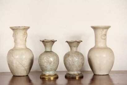null Paire de vases en céramique à décor sous engobe vert pâle, monture en laiton,...