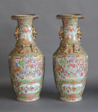 null Paire de vases en porcelaine polychrome à décor de personnages, Canton XIXème...