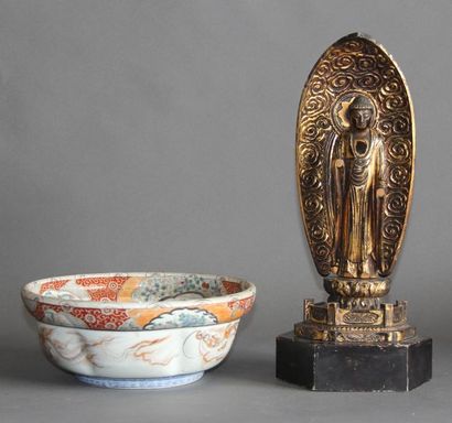 null Statuette en bois doré représentant Bouddha et un bol en porcelaine polychrome,...