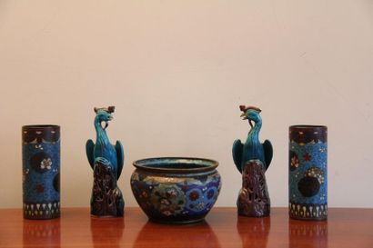 null - Bol et paire de vases rouleaux en métal cloisonné, Chine XIXème s.
- Paire...