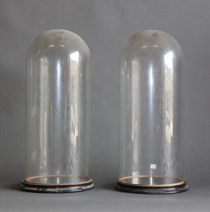 null Paire de globes en verre en forme d'obus, socle en bois