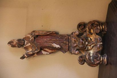 null Groupe en bois sculpté doré représentant un évêque. Il repose sur un socle mouvementé...