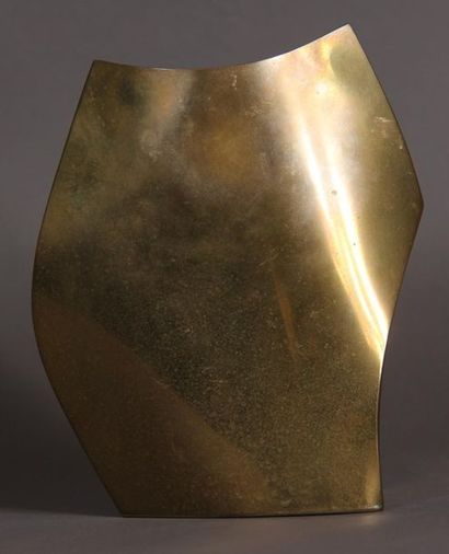 null Vase en laiton signé
H : 17,5 cm.