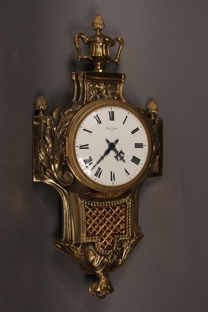 null HOUR LAVIGNE
Cartel d'applique en bronze doré style Louis XVI
H : 49 cm.